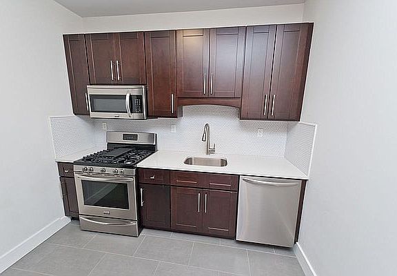 3rd image of 1221 Astoria Blvd APT 3R
