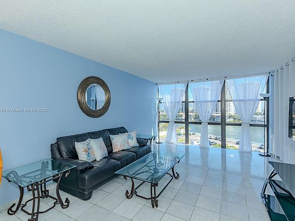 4th image of 1000 Parkview Dr APT 702