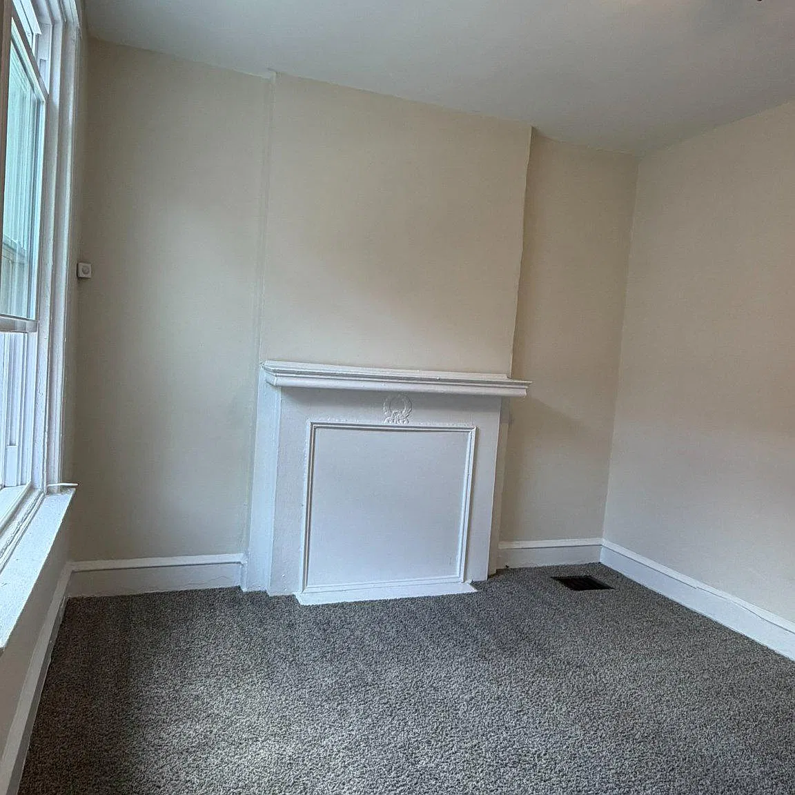 3 bed, 1.0 bath, 892 sqft, $1,375 — Photo 3