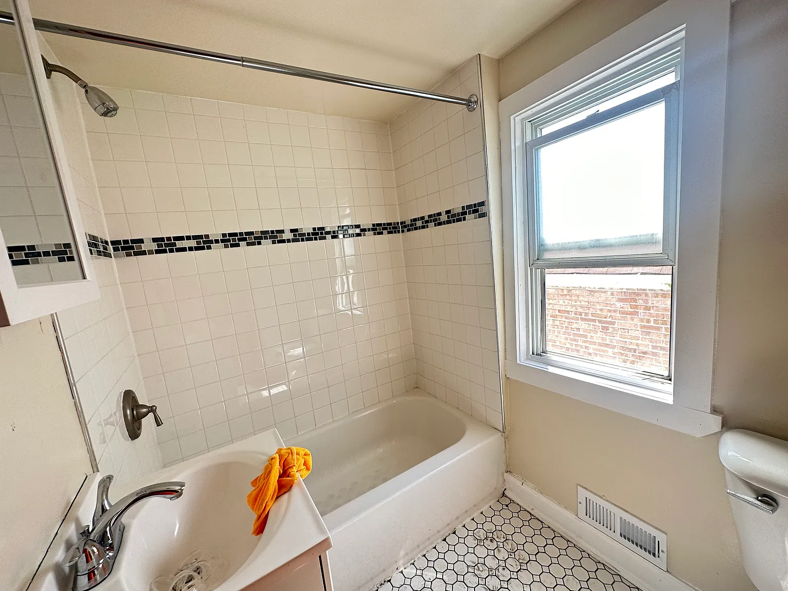 5 bed, 1515 sqft, $2,300 — Photo 3