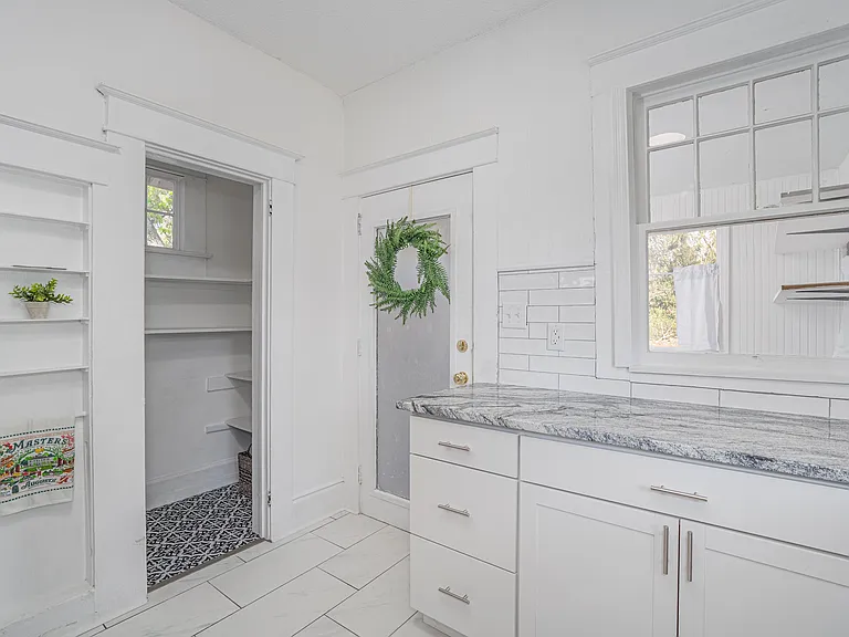 1101 Lancaster St — Photo 9