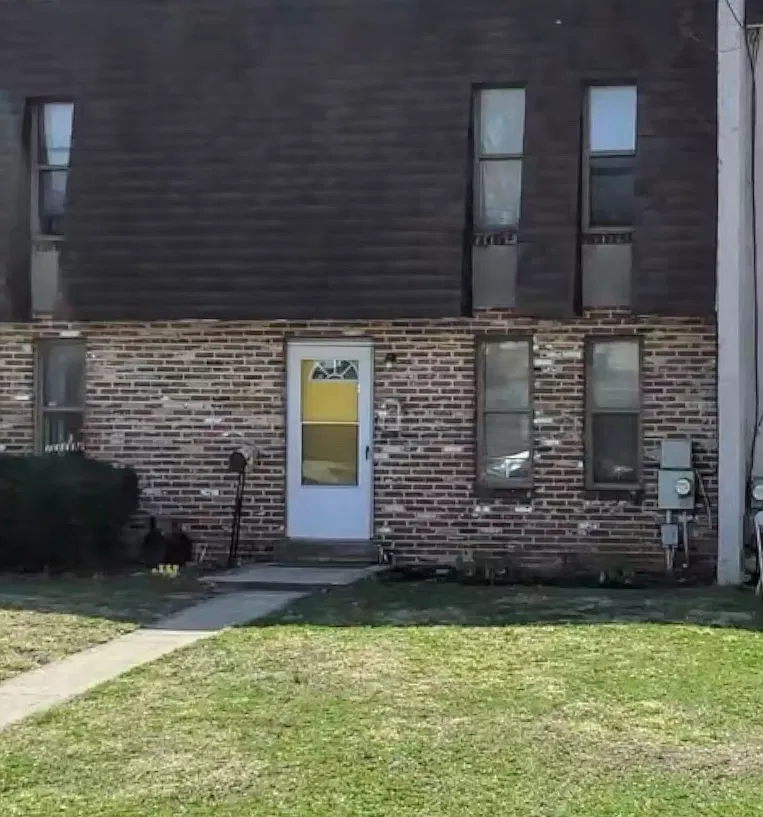 3 bed, 1.5 bath, 1360 sqft, $2,200 — Photo 1