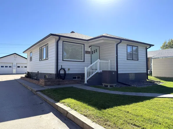 419 W 5th St, Imperial, NE 69033