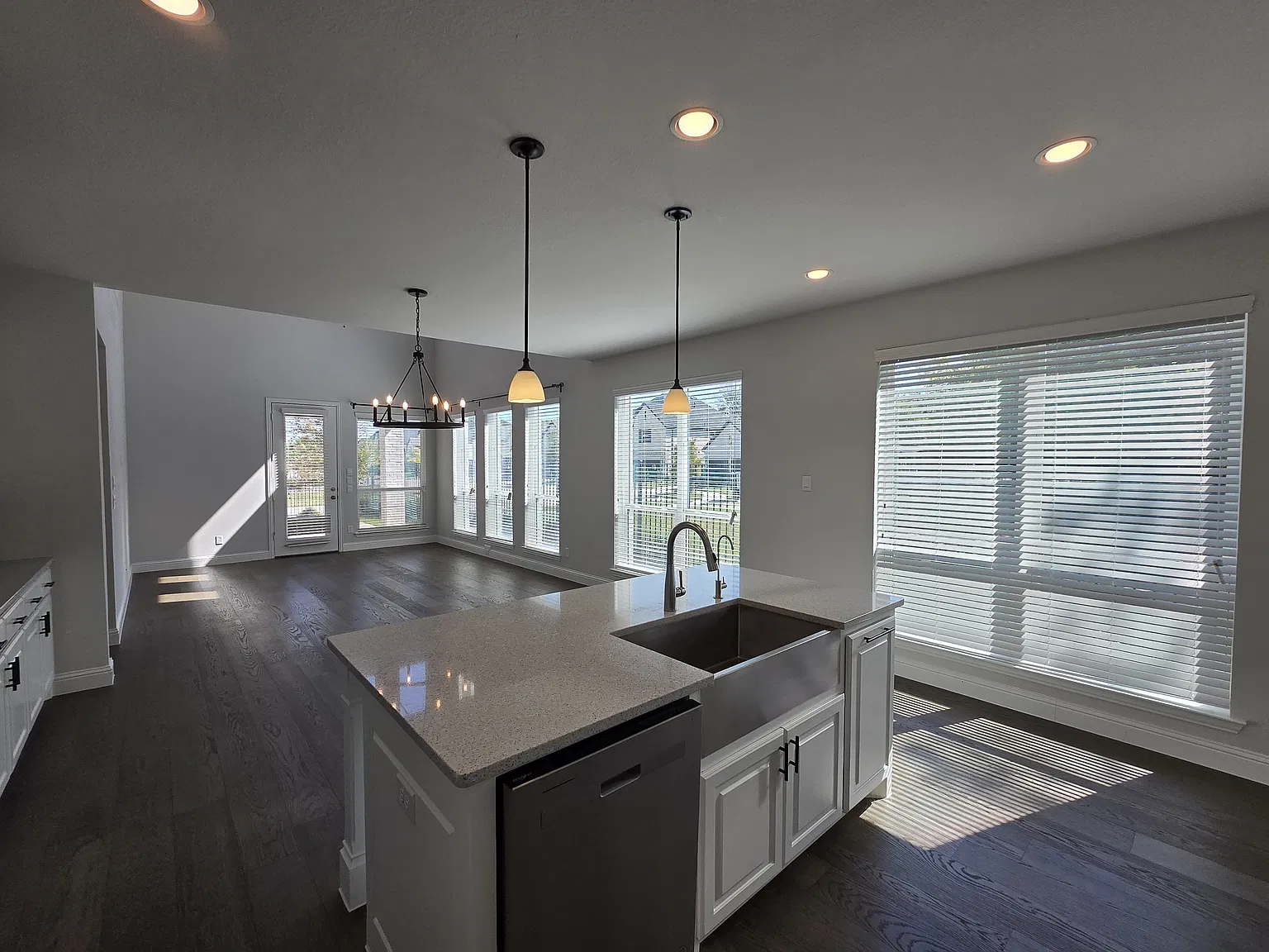4 bed, 2569 sqft, $3,500 — Photo 4