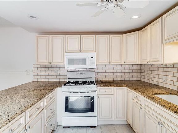 5th image of 3201 Gardens Pkwy #D