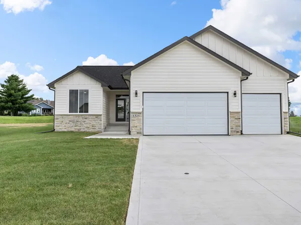 1324 Lincoln Ct, Norwalk, IA 50211