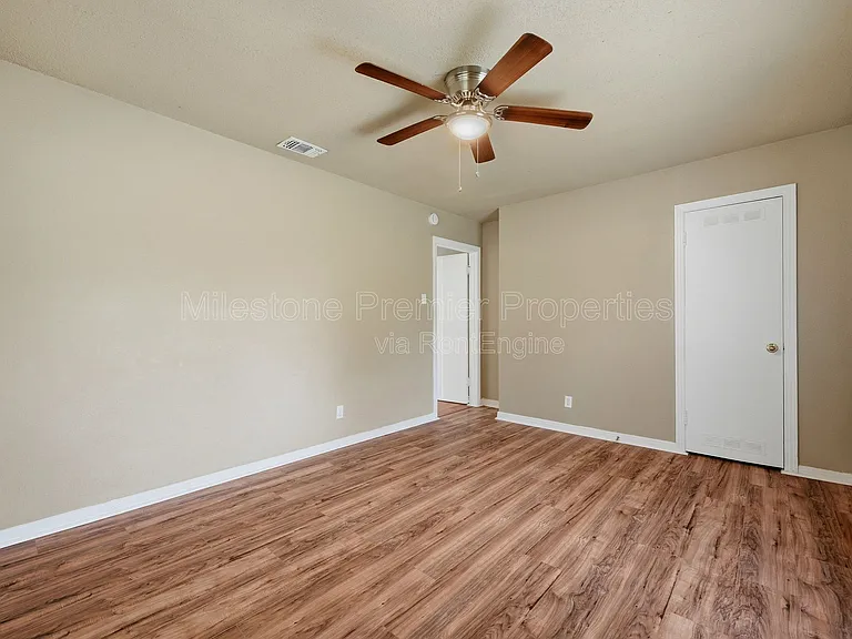1701 W Elm St — Photo 13