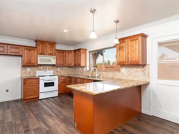 5th image of 22562 Van Buren St