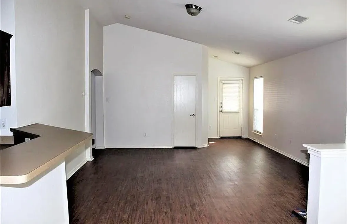 3 bed, 1377 sqft, $1,900 — Photo 3