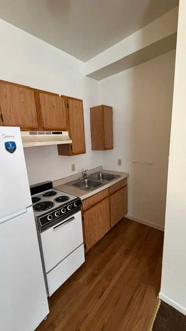 528 College Ave — Photo 3