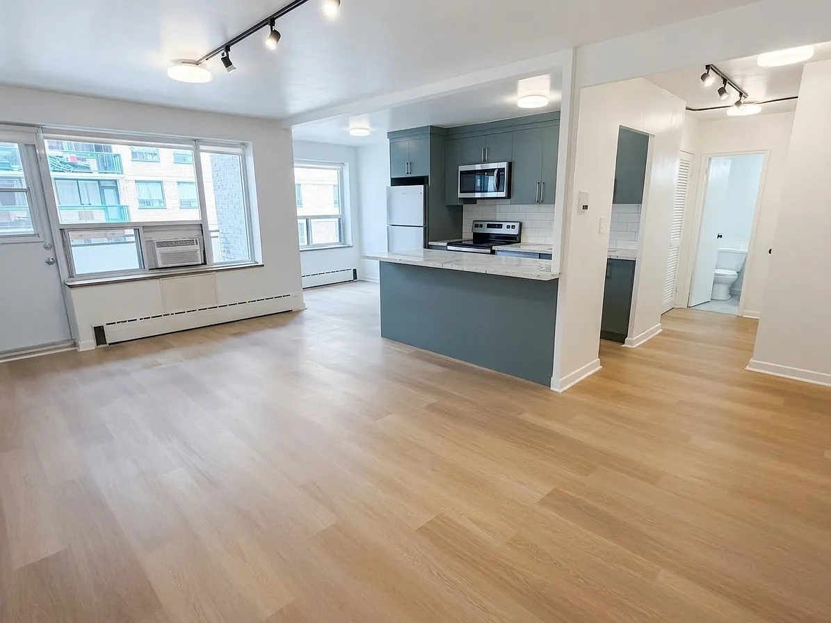 420 Eglinton Ave E — Photo 1