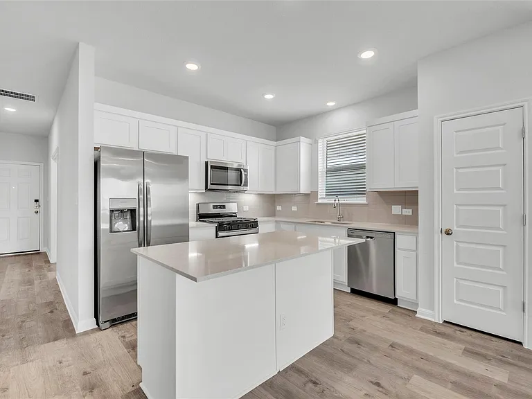 2412 Ekvall Dr — Photo 2