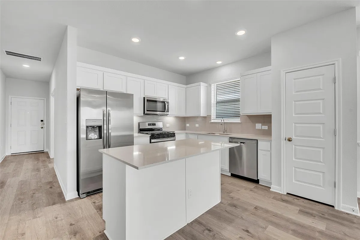 Building Photo - 2412 Ekvall Dr