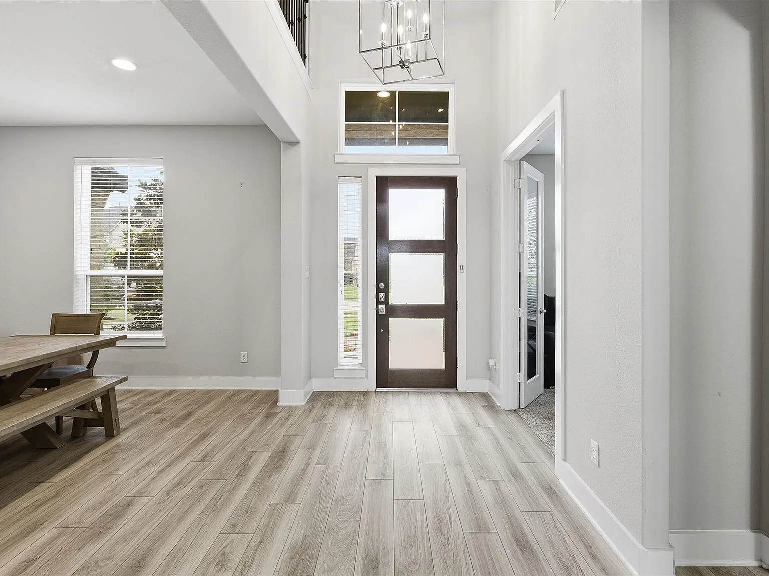 5 bed, 4.5 bath, 4182 sqft, $4,500 — Photo 3