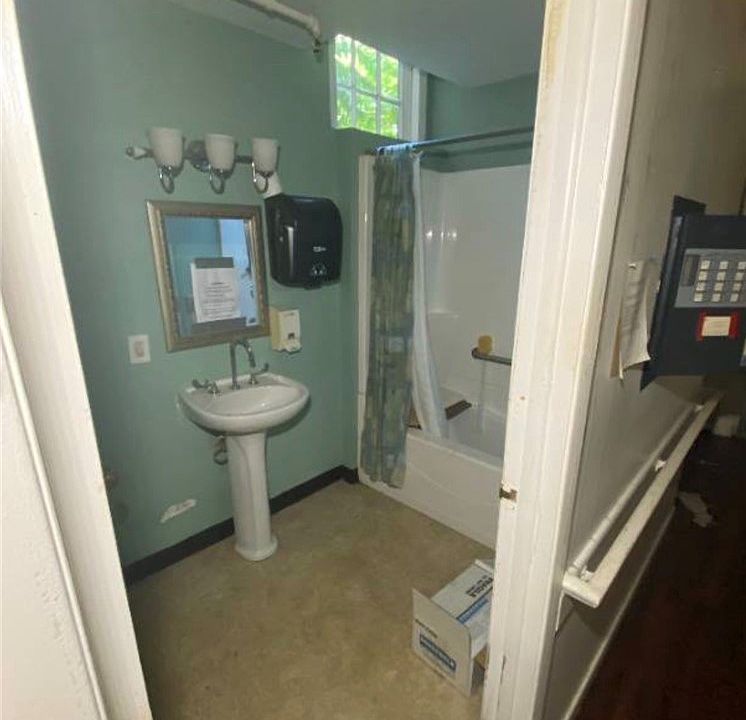 10th image of 301 Grove St