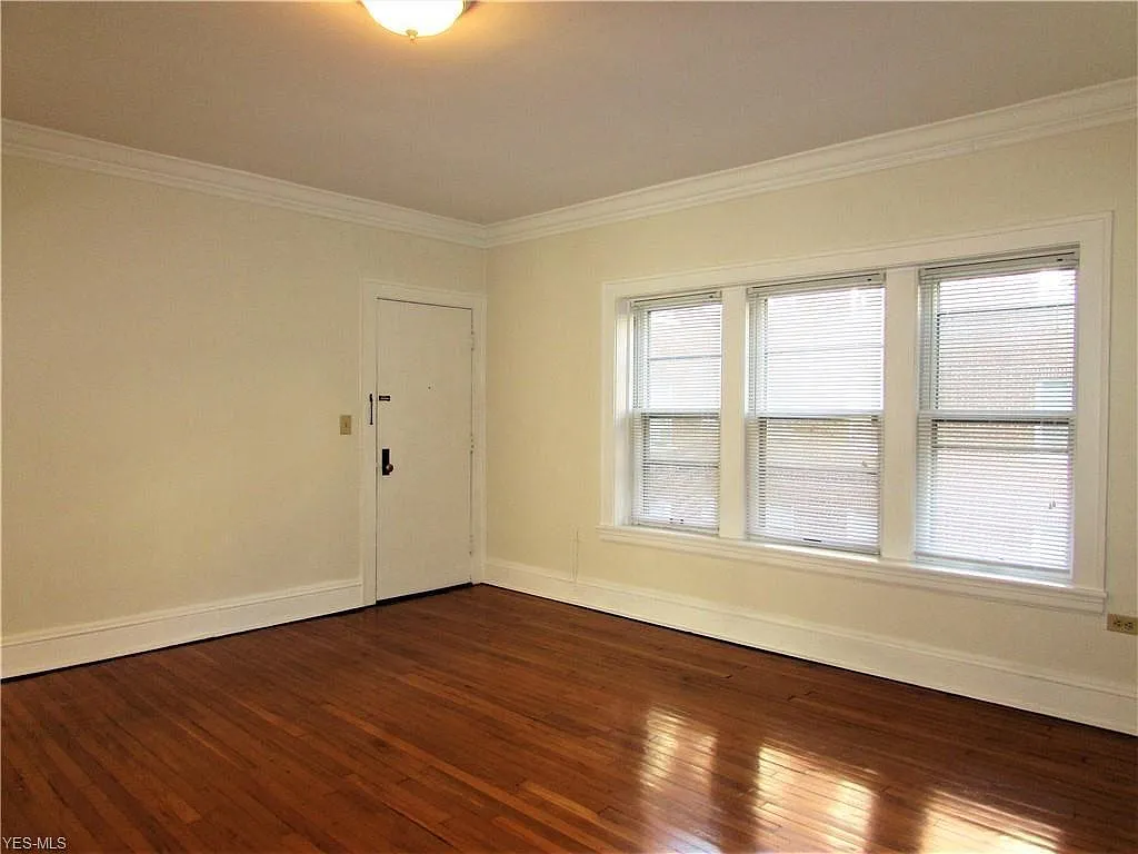 1 bed, 900 sqft, $1,025 — Photo 3