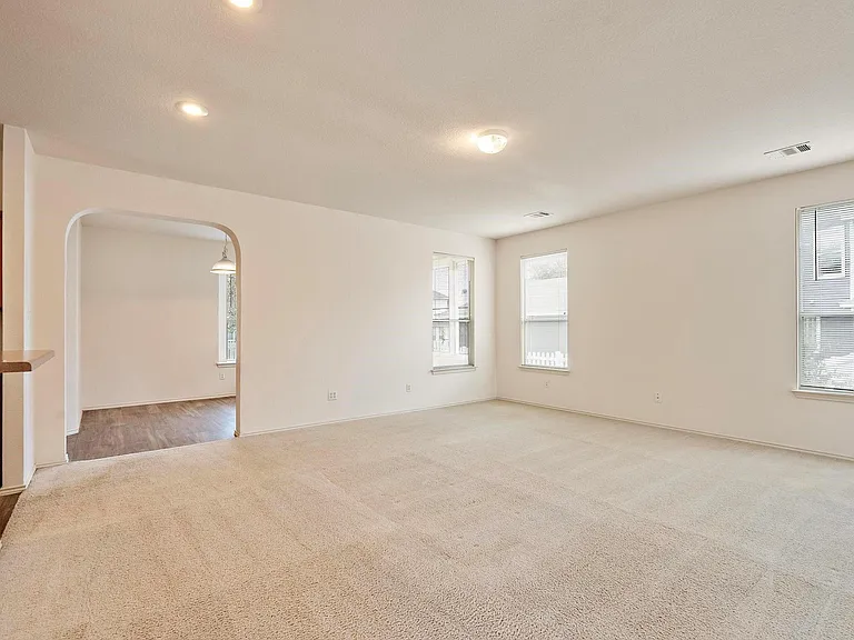 570 Hogan — Photo 4