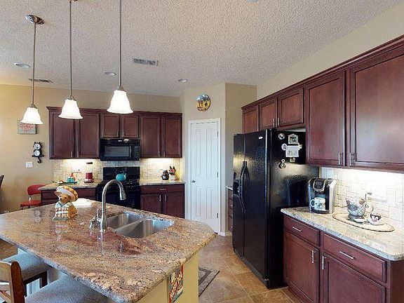 Upgraded kitchen, new granite countertops