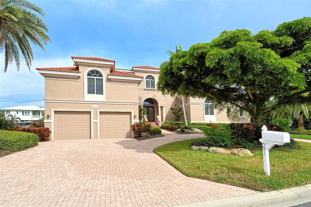 5 bed, 5.5 bath, 4858 sqft, $29,000 — Photo 4