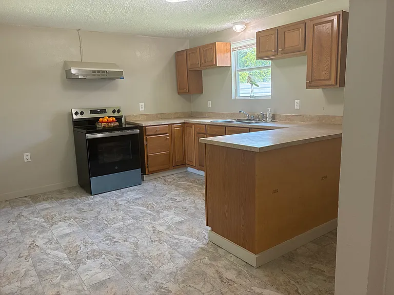 243 Parkins St — Photo 10