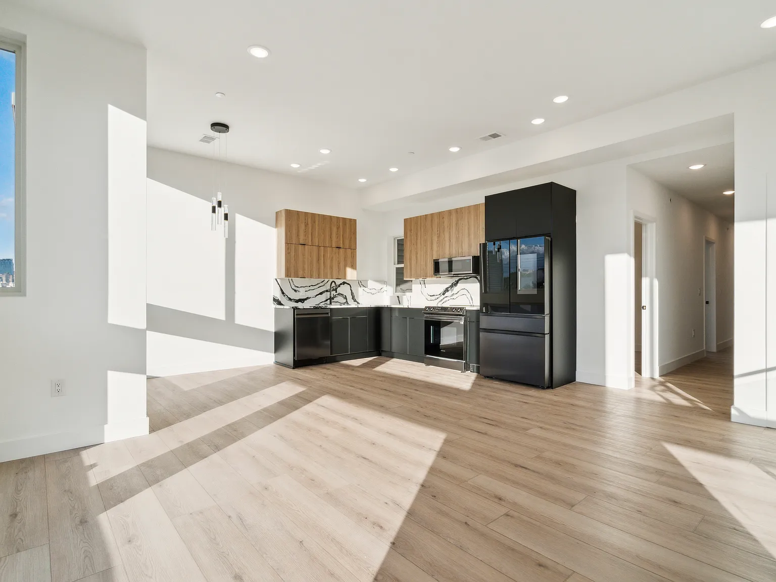 3 bed, 1400 sqft, $2,333 — Photo 4