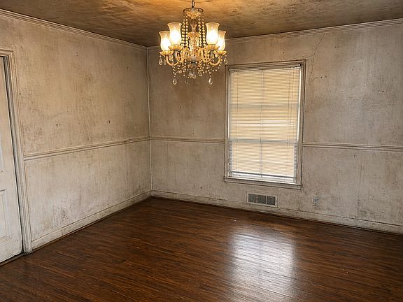 3rd image of 403 N Tennant St