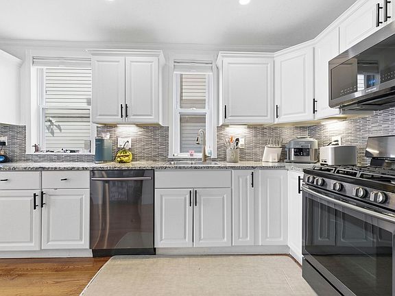 3rd image of 865 E 2nd St #1