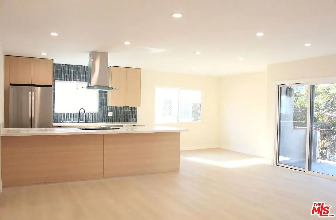 2 bed, 2.0 bath, 6850 sqft, $5,500 — Photo 3