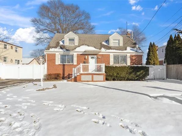 108 9th Avenue, West Babylon, NY 11704