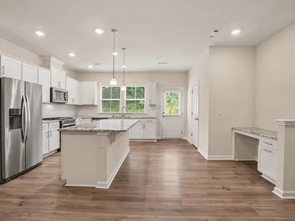 909 Falls Grove Trl, High Point, NC 27265