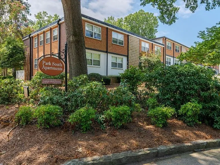 One Bedroom Across From Walking & Biking Trails in Fisher Park - Water & Parking Included — Photo 12