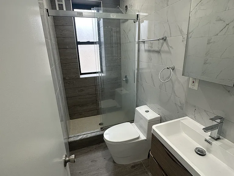 1987 Davidson Ave #10 — Photo 2