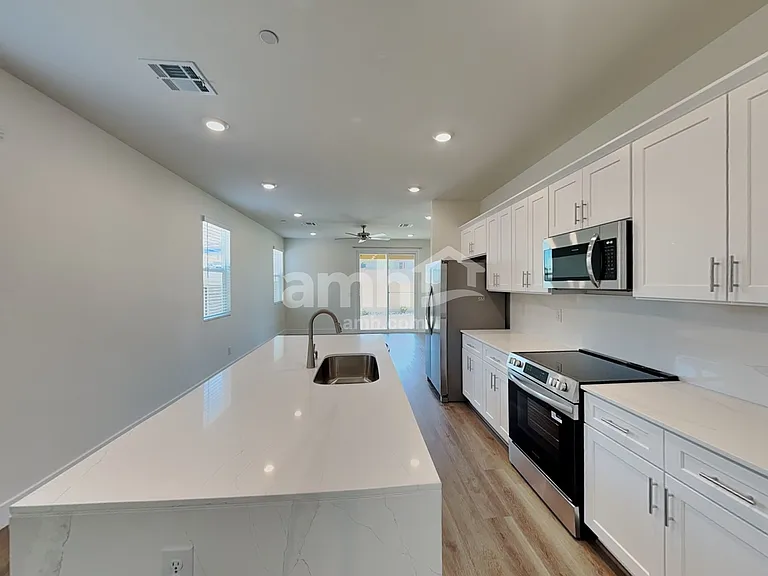 870 English Primrose St — Photo 3