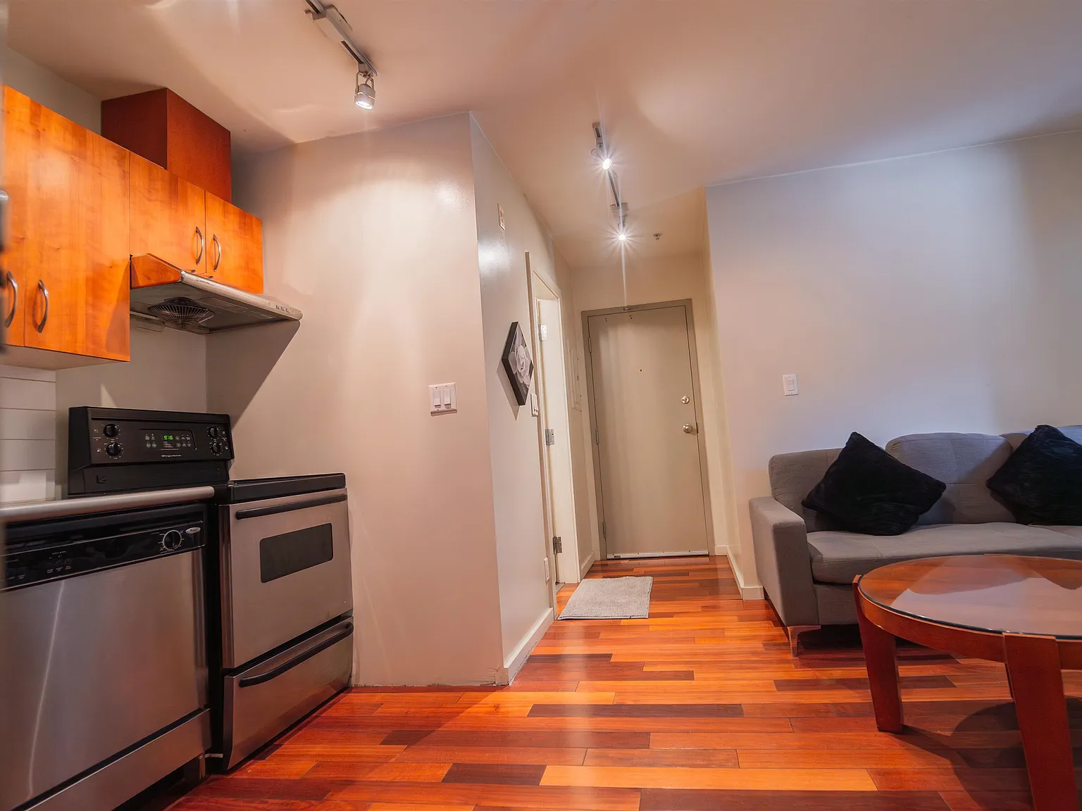 2 bed, 614 sqft, $3,200 — Photo 4