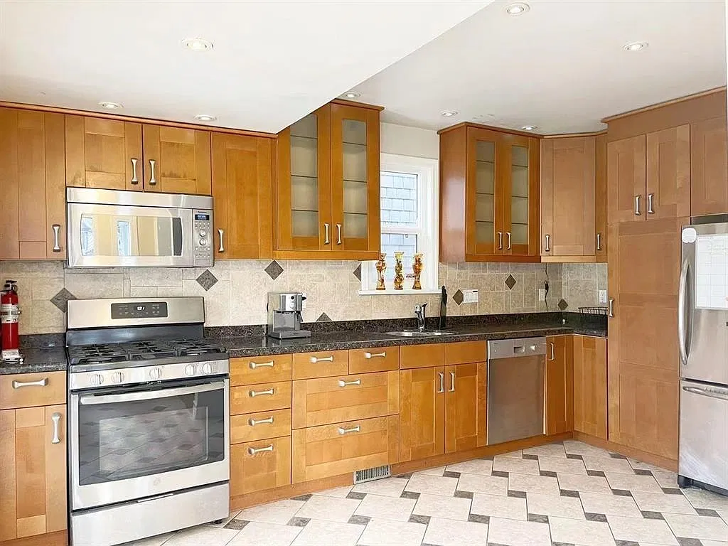 4 bed, 1600 sqft, $4,600 — Photo 4