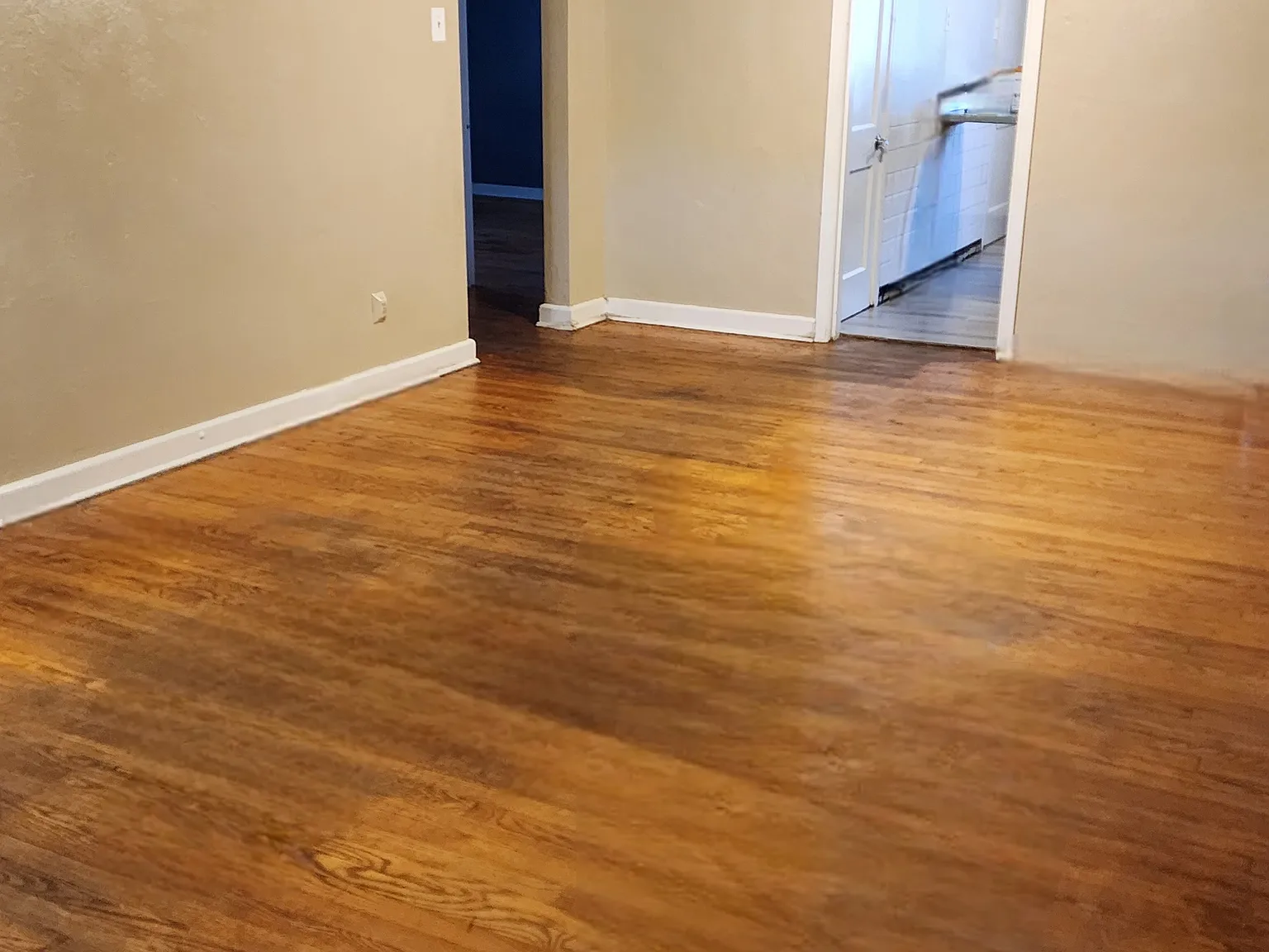 3 bed, 936 sqft, $1,300 — Photo 2