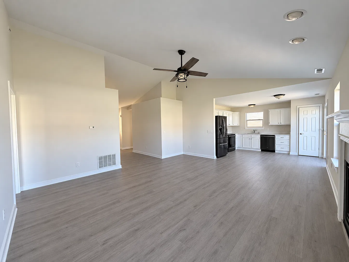 3 bed, 1340 sqft, $2,450 — Photo 4