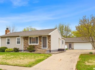 1912 Memorial Dr, Pekin, IL 61554