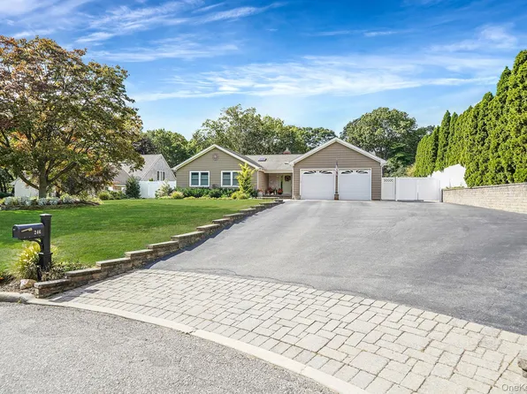 246 Roosevelt Boulevard, Hauppauge, NY 11788