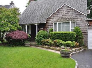 154 Pine St, Garden City, NY 11530