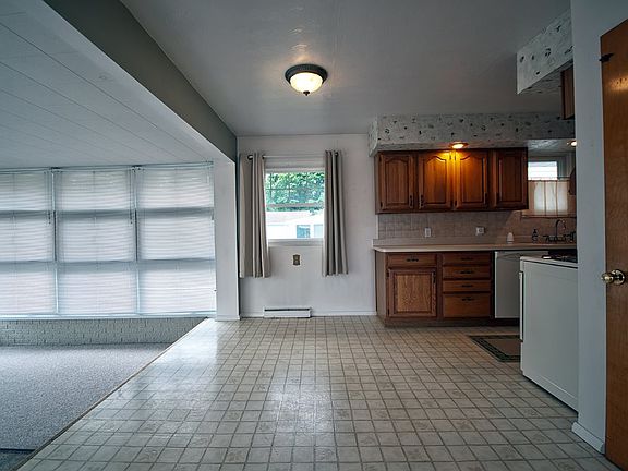 4th image of 1032 Victory Ave