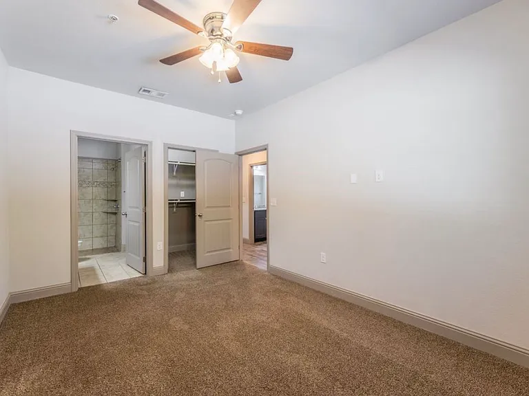 512 E Akard St #400 — Photo 10