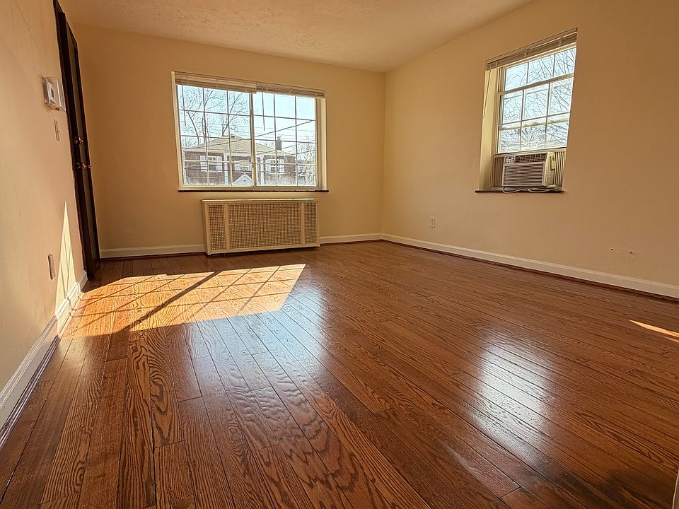 BRIGHT FRONT ROOM - AMAZING SOUTHERN LIGHT! BEAUTIFUL OAK FLOORS JUST REFINISHED WITH WARM LINEN WHITE WALLS