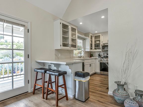 4th image of 1201 Spur Valley Rd