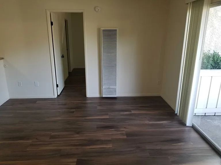 Mammoth Ave — Photo 20