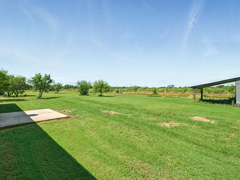 7433 FM 603 — Photo 32