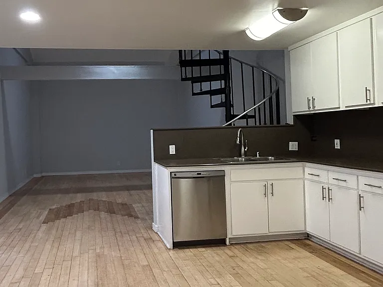 1043 S Grand Ave — Photo 14