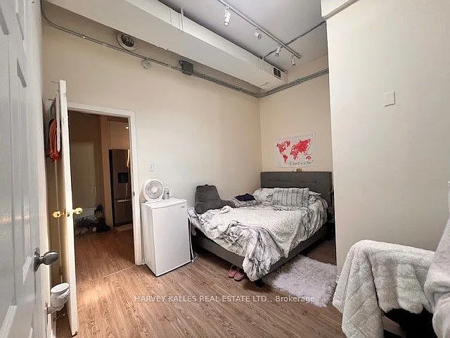 605 Bloor St W #1 — Photo 4