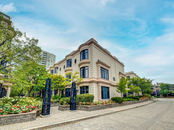 25 Elkhorn Dr #16, Toronto, ON M2K 3E8