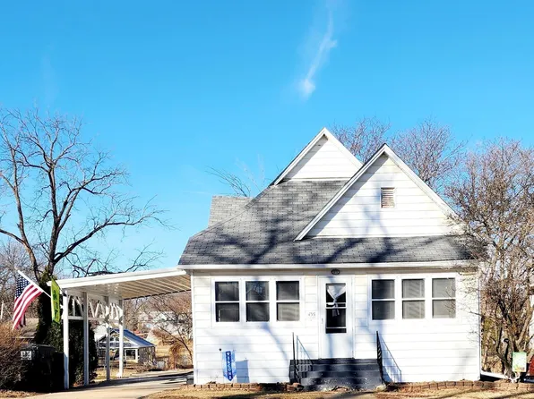 435 N 3rd St, Oskaloosa, IA 52577